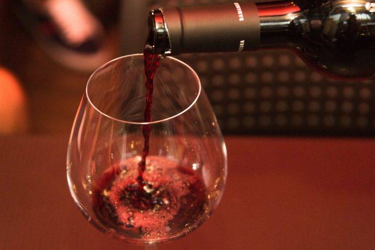 Noite de vinhos, degustação e de prato novo na Vino! Batel Quatro belos rótulos, entre vinhos europeus e sul-americanos, serão degustados em evento marcado para a próxima quarta-feira, na Vino! Batel. (Fotos/ Divulgação)