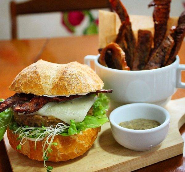 Sanduíche do VegAninha com bacon vegetal, à base de glúten. Foto: Divulgação