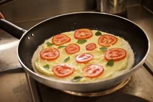 Com base de tapioca integral feita artesanalmente, Natalia prepara pizza com creme de palmito e biomassa de banana verde na frigideira. Foto: Apneia Filmes/Divulgação