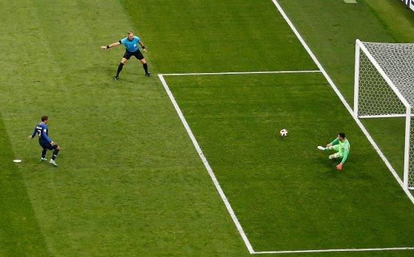 O atacante francês Griezmann cobra pênalti na final da Copa 2018. Crédito: Jonathan Campos - enviado especial/Gazeta do Povo