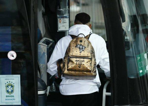 Neymar entra no ônibus da seleção brasileira para deixar a Rússia: foi só futebol. Foto: Jonathan Campos/Gazeta do Povo