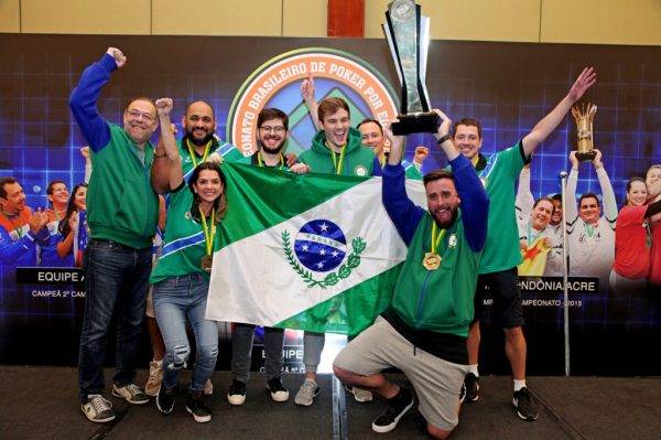 Capitão Daniel Almeida levanta a taça pela primeira vez para o Paraná do Brasileiro de Poker por Equipes: Foto: BSOP e Super Poker