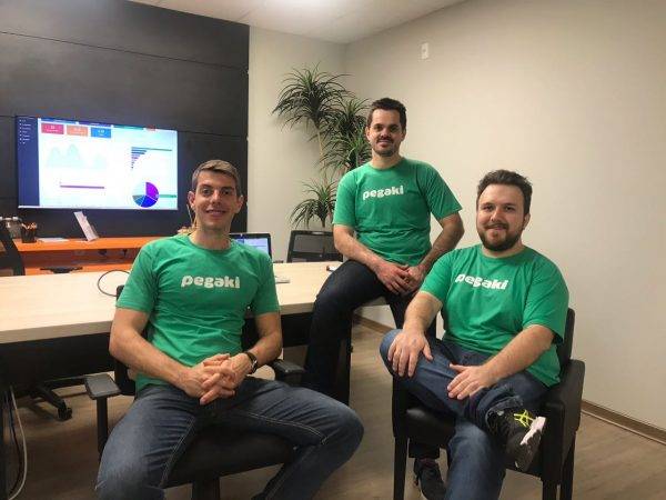 Ideia surgiu quando um dos sócios, dono de e-commerce, começou a ter problemas com serviços de entrega. Na foto, os três sócios da Pegaki (Foto: Divulgação)