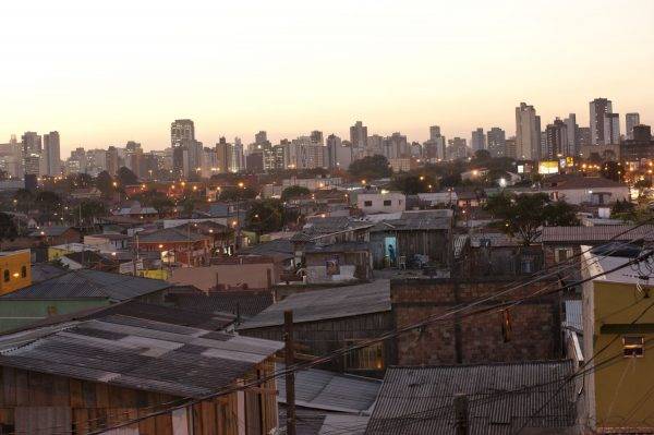 Contraste de renda: comunidade pobre em Curitiba com prédios de padrão mais alto ao fundo. Foto: Marcelo Andrade/Gazeta do Povo