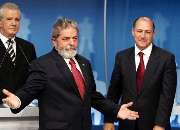 Lula e Alckmin durante debate nas eleições de 2006. Crédito da foto: Evaristo Sá/AFP