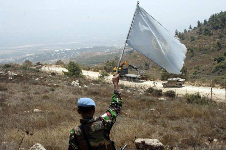 ‘A’ ONU não existe. E é importante você entender o papel dela no mundo Membro da ONU acena uma bandeira da Força Interina das Nações Unidas no Líbano (UNIFIL) em 2010