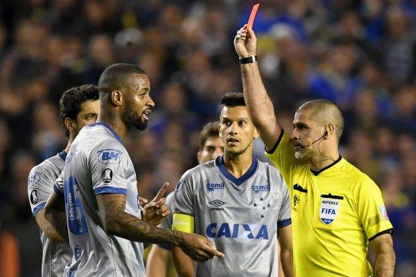 Eber Aquino, o árbitro paraguaio. EITAN ABRAMOVICH / AFP