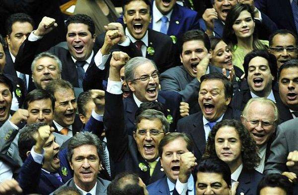 Eduardo Cunha (MDB-RJ) comemora ao lado de correligionários a vitória na disputa pela presidência da Câmara dos Deputados, no início de 2015. Foto: Laycer Tomaz/Arquivo Câmara dos Deputados