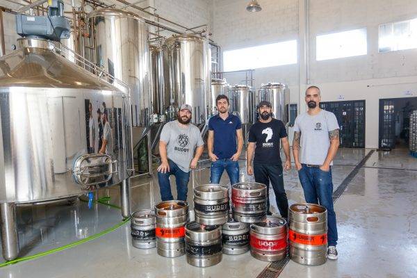 Na foto, Eduardo Carrano (na ponta esquerda) e Diogo Del Corso (na ponta direita), ambos da Buddy Brewery, e Alberto Basso e Marcelo Popi (no meio), da Ignorus. (Foto: Divulgação)