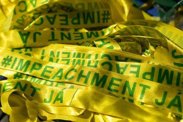 Fita pedindo o impeachment de Dilma: condições que levaram ao afastamento da ex-presidente começam a se reproduzir contra o futuro ocupante do Planalto. Foto: Marcelo Andrade/Gazeta do Povo