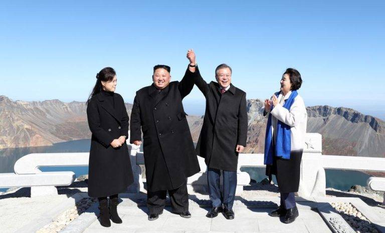 Uma montanha sagrada no caminho ambicioso da Coreia Moon Jae-in e sua esposa visitaram o Monte Baekdu, sagrado para os coreanos, em sua vista à Coreia do Norte