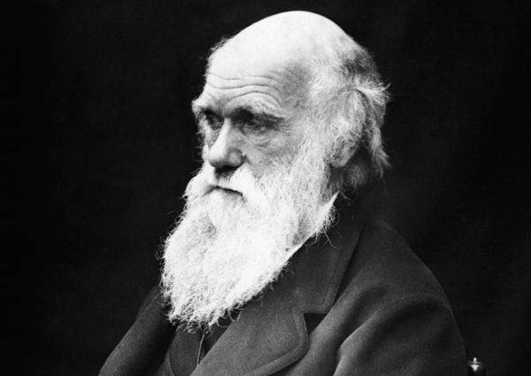 General Aléssio Souto colocou Darwin no mesmo patamar dos criacionistas. Basta o aluno "saber que existiu". (Foto: Reprodução)