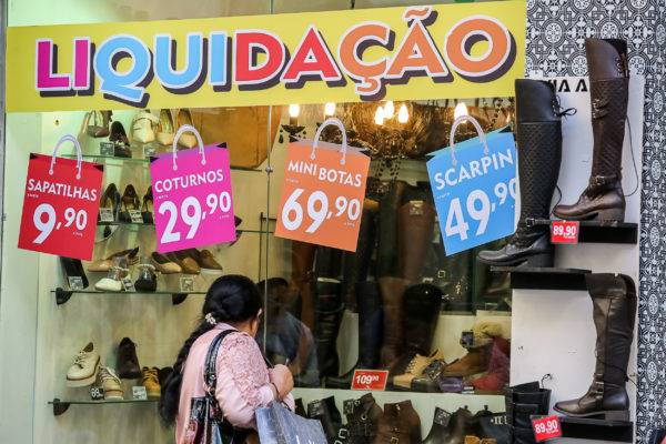 Fotos de promoções no comercio. Foto: Marcelo Elias - Gazeta do Povo
