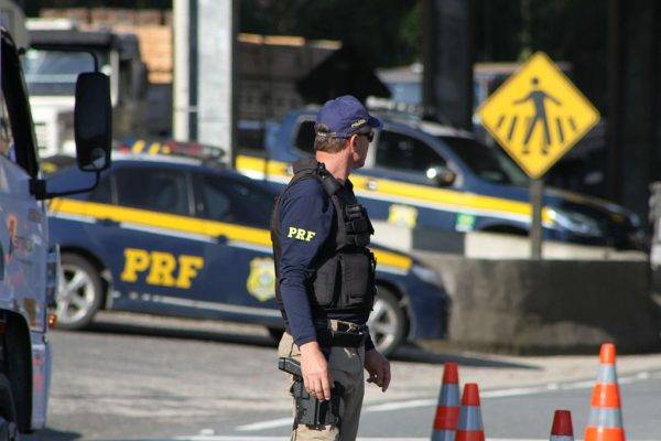 Com a suspensão do concurso, os mais de 129 mil inscritos aguardam o resultado das provas escritas para prosseguir nas próximas etapas da seleção. (Foto: Flickr PRF Paraná)