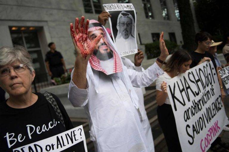 Teremos a primeira distensão na relação entre EUA e Arábia Saudita? Um manifestante vestido como o príncipe herdeiro da Arábia Saudita, Mohammed bin Salman (C), com sangue em suas mãos se junta ao protesto do lado de fora da embaixada saudita em Washington, exigindo justiça por desaparecimento do jornalista saudita Jamal Khashoggi