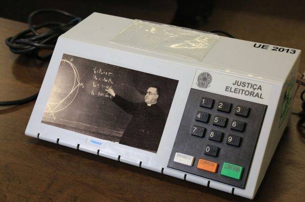 A festa da democracia chegou à União Astronômica Internacional. E deu Lemaître. (Foto: montagem)