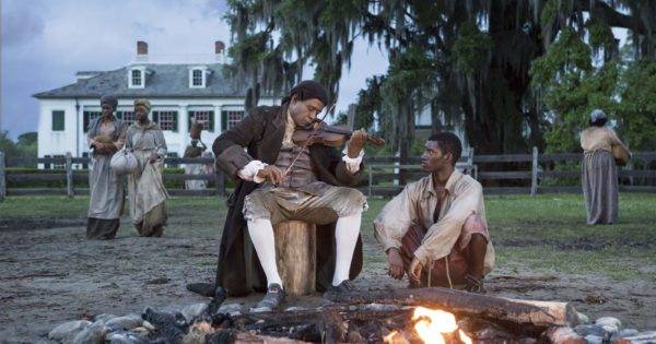 Cena da minissérie Roots, do History Channel (2016)