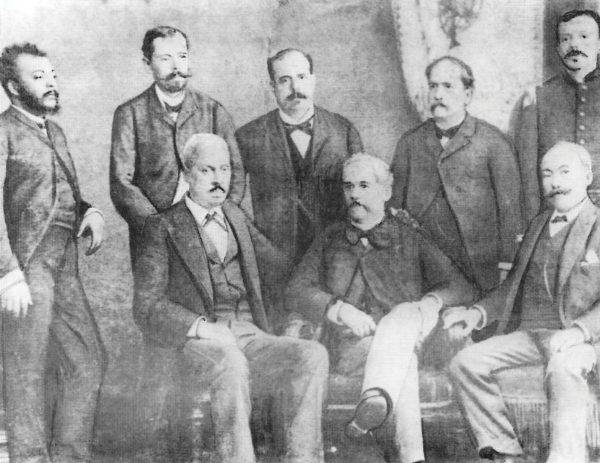 Diretoria da Confederação Abolicionista. Em pé, da esq. para a dir.: José do Patrocínio, Luís de Andrade, inácio Von Doellinger, Praxedes Medella e Luiz Pereira. Sentados, da esq. para a dir.: André Rebouças, João Clapp e José de Seixas Magalhães. Foto: Reprodução.