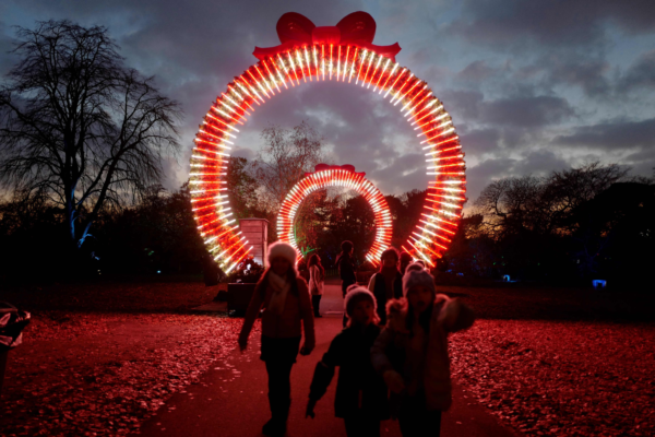 Crianças em Londres participam do evento 'Christmas at Kew Gardens'. Foto: Tolga Akmen / AFP
