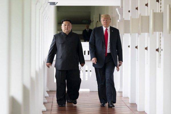 O Presidente Donald J. Trump e líder norte-Coreano Kim Jong un, caminham juntos para a sua reunião bilateral expandida, terça-feira, 12 de junho de 2018, no Hotel Capella em Singapura. (Crédito: Shealah Craighead)