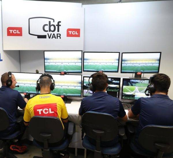 VAR e grama sintética: o futebol não viverá mais sem eles