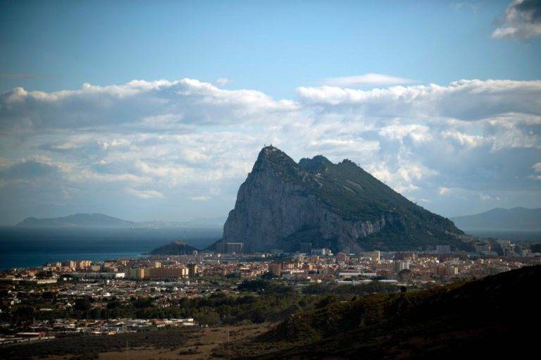 Um rochedo no meio do caminho do Brexit O Rochedo de Gibraltar visto de La Linea de la Concepcion, perto da cidade espanhola de Cadiz. Foto: Jorge Guerrero / AFP