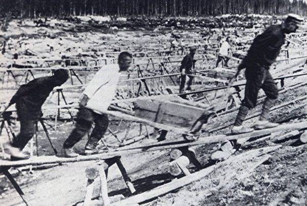 Trabalho forçado para a construção de um canal entre os mares Branco e Báltico, usando prisioneiros dos gulags. (Foto: Reprodução)