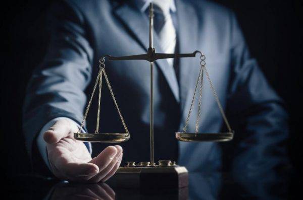 Pagamento de penduricalhos a juízes, procuradores e parlamentares pesa no bolso do contribuinte. Foto: Bigstock