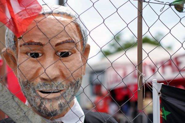 Boneco representando o ex-presidente brasileiro (2003-2011) Luiz Inácio Lula da Silva, é visto na vigília "Lula livre", em frente à Superintendência da Polícia Federal em Curitiba. (Foto de Heuler Andrey / AFP)