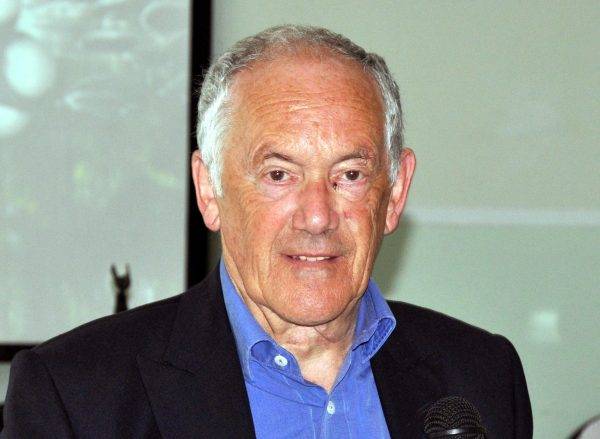 Peter Atkins gostaria que não existisse um Deus, e por isso vai fazer sua ciência se adaptar ao desejo. Não é bem o que se espera de um cientista. (Foto: Denis Sacharnych/Wikimedia Commons)