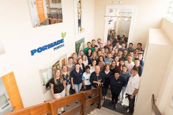 Apenas uma pequena parte dos 600 funcionários da Pormade, em União da Vitória. (Foto: Divulgação).
