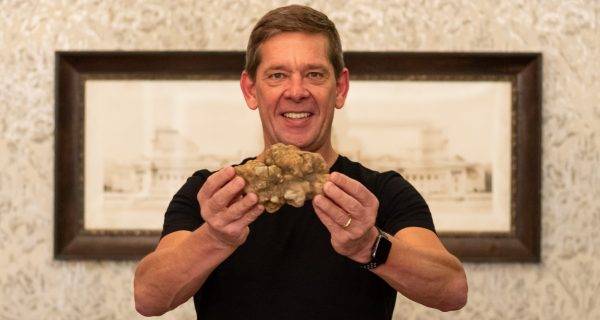 O chef e restaurateur Junior Durski fez questão de ir buscar pessoalmente na Itália as trufas para o seu festival beneficente. (Fotos/ Divulgação)