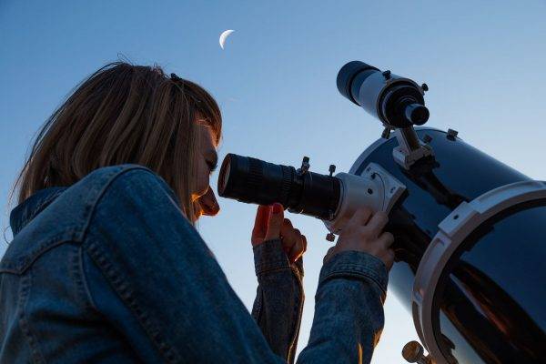 Que tal organizar observações astronômicas e outros eventos para familiarizar as pessoas com a ciência e as maravilhas da criação? (Foto: AstroStar/Bigstock)