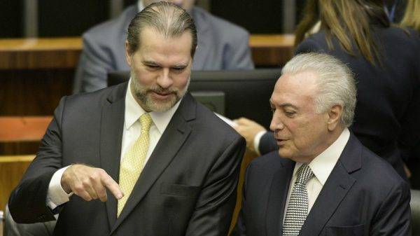 Dias Toffoli e Michel Temer conversam no Congresso na terça (6): presidente da República até pode vetar o reajuste salarial aos ministros do STF, mas, ao que parece, não existe esse risco. (Foto: Pedro França/Agência Senado)