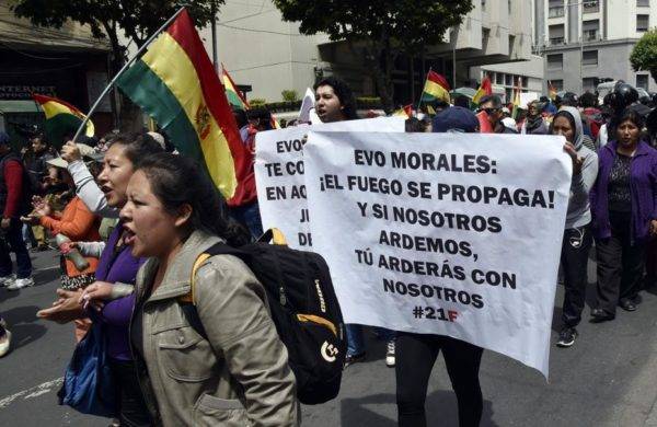 Bolivianos marcham contra a nomeação do presidente Evo Morales como candidato para reeleição em outubro de 2019, durante greve geral em La Paz, 6 de dezembro. Foto: Aizar Raldes / AFP