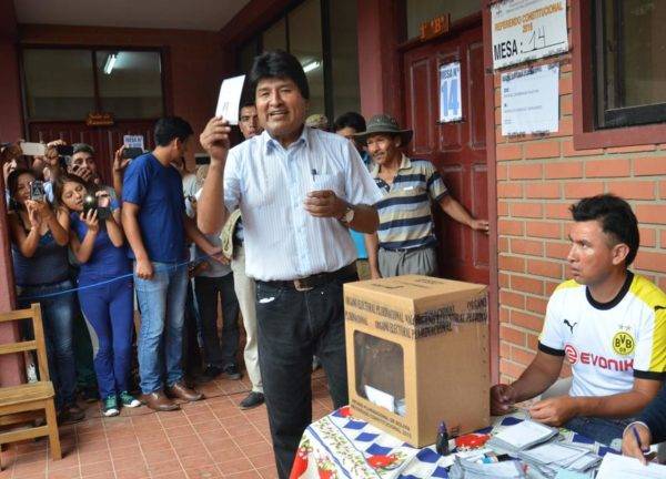 Presidente Evo Morales votando em um referendo em 2016, cujo resultado não permitiu que ele concorresse o quarto mandato. FOTO: AFP
