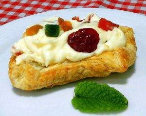 Um creme de ricota como na Itália. Agora dá pra fazer aqui, com a ricota da Mozzarelart Crema di ricotta, feita com a ricota da Mozzarelart, sobre base de massa folhada. Perfeita, igual a que os italianos fazem. (Foto/ Anacreon de Téos)