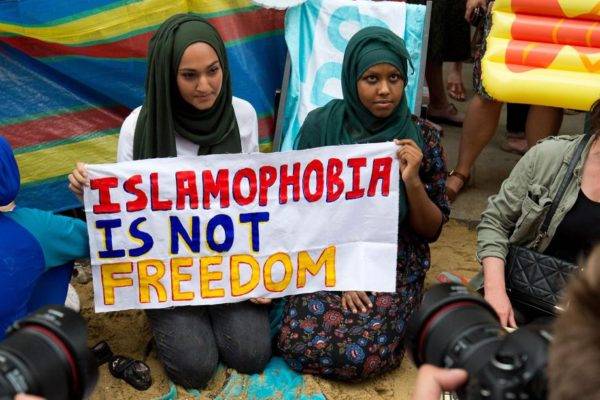 Em protesto em frente à embaixada francesa em Londres, em 2016, manifestantes seguram um cartaz onde se lê "Islamofobia não é liberdade". FOTO: AFP/JUSTIN TALLIS