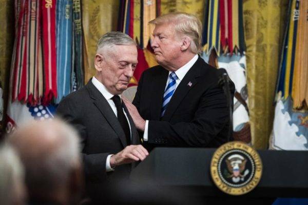 O presidente dos EUA Donald Trump e o secretário de defesa Jim Mattis em uma recepção em outubro. FOTO: Jabin Botsford/Washington Post