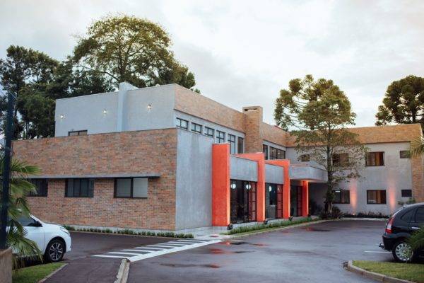 Construído do zero em um terreno de 3,2 mil metros quadrados, o São Lourenço Senior Living oferece cuidados médicos e terapêuticos e foi projetado para estimular a convivência e socialização dos moradores. Foto: Jenny França.
