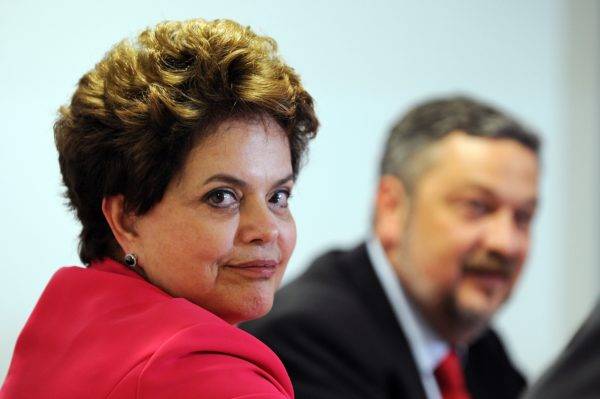Dilma e Palocci: ele quis tocar o ajuste fiscal, mas caiu duas vezes por causa de suspeitas de corrupção e não conseguiu controlar o ímpeto gastador dela. Quando ela começou a pensar em ajustar as contas, era impopular por causa de denúncias de corrupção. Foto: Evaristo Sá/AFP