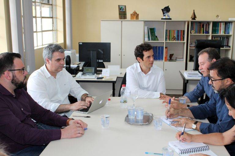 Em livro, secretário de Ratinho defende voucher como solução para a educação Renato Feder em reunião com sindicato dos professores (Foto: Divulgação SEED)