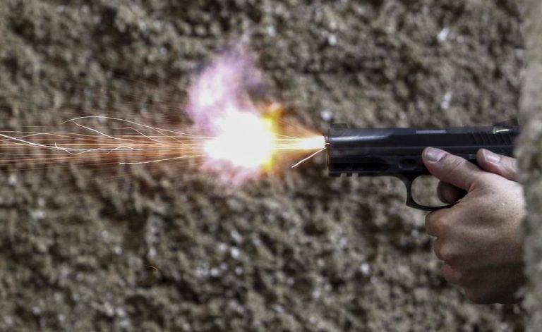 Os chavões sobre democracias, armas de fogo e homicídios pelo mundo Um homem dispara uma arma de fogo em um clube de tiro em São Paulo. FOTO: MIGUEL SCHINCARIOL/AFP