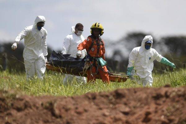 Bombeiros resgatam corpo de vítimas da tragédia causada pelo rompimento de uma barragem em Brumadinho (MG). Foto: Douglas Magno/AFP