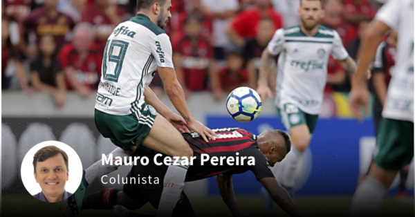 Volante Bruno Henrique, do campeão Palmeiras, desarma Nikão, do Athletico. Foto: Albari Rosa/Gazeta do Povo