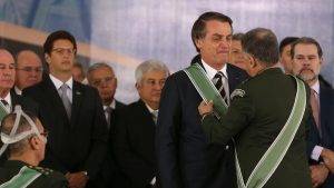 Você aceitaria perder direitos na Previdência? O comandante do Exército, não O presidente Jair Bolsonaro e o novo comandante do Exército, Edson Pujol. (Foto: Valter Campanato/Agência Brasil)