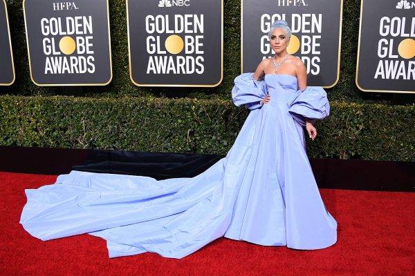 Lady Gaga brilha com joias Tiffany&Co. no Globo de Ouro