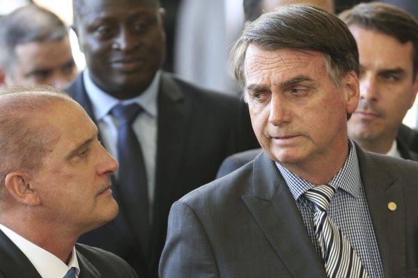 Onyx e Bolsonaro: ministro anunciou metas prioritárias pouco depois de o presidente desmarcar coletiva, deixando a impressão de que governo quer criar agenda positiva em meio a noticiário negativo. Foto: Valter Campanato/Agência Brasil.