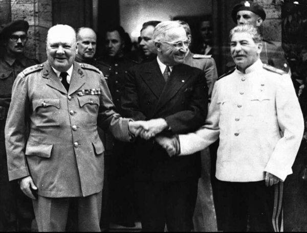Foto de 23 de julho de 1945 mostra o aperto de mão entre Winston Churchill, Harry Truman e Josef Stálin, em Potsdam, Alemanha