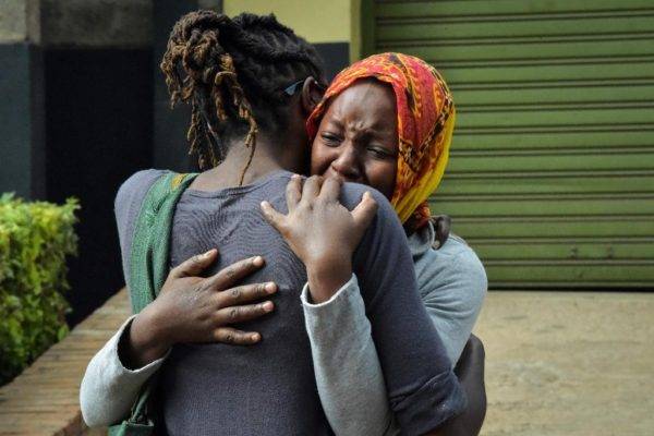 Mulher chora nos braços de uma parente após explosão seguida de tiroteio em hotel de Nairóbi, Quênia. Foto: Simon Maina / AFP